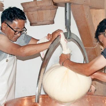 Zwei Nepalesen lernen käsen - Mit geübten Handgriffen lassen Dawa Norbu und Nima Chiring das Käsewasser abtropfen. FOTOS: KEREM MAURER