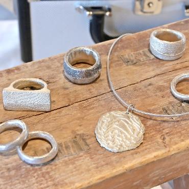 Kursausstellung mit Pusteblumen, Kräutertee und Seiltuch - Für die Schatzkiste: Silberschmuck, der in Sepia gegossen unvergleichliche Strukturen erhielt.