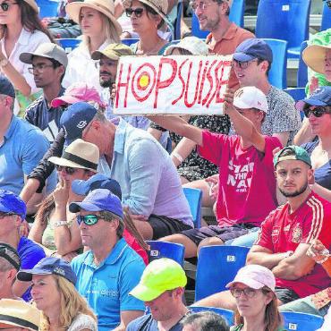 Lasst die Korken knallen: Das war das Swiss Open Gstaad 2023 - Das Schweizer Team Stricker/ Wawrinka erhielt starken Support aus dem Publikum.