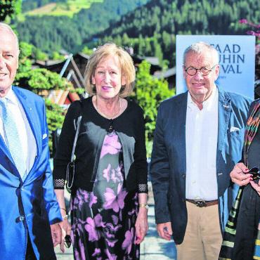 Ein Glas auf das 67. Mal Gstaad Menuhin Festival & Academy - (Von links) Alt Bundesrat Adolf Ogi mit Frau Katrin und Festivalfreunde Stephan und Jacqueline Jaggi.