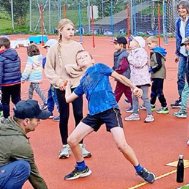 Dynamische Vielfalt am Sporttag in Schönried - Wer hat die schönste Ball-
wurftechnik?