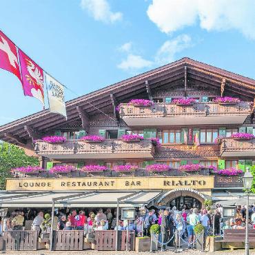 Geburtstagsfeier 3 in 1 - Ausgelassene Stimmung beim Geburtstagsapéro der Saanen Bank auf der Terrasse des «Rialto». FOTO: PIA ULRICH