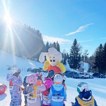 Snowli, glückliche Kinder und motivierte Skilehrer:innen - Der Snowli hat eine magische Anziehungskraft.
FOTOS: ZVG
