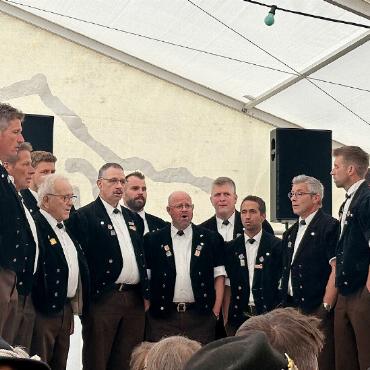 Gsteigmäret 2025 – ein Tag für Gross und Klein - Auftritt des Jodlerklubs Gsteig im Festzelt der Gsteiger Garde.