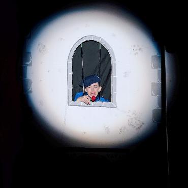 Opernspektakel von Kindern für Kinder - José, der für Carmen in den Arrest wanderte, verharrte geduldig und schauspielernd im Kulissengefängnis.