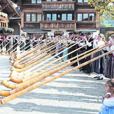 Herbsttagung der Alphornbläser - In Saanen fand ein Treffen des Bernisch-Kantonalen Jodlerverbandes statt. FOTO: ZVG