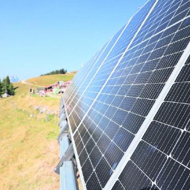 Die Energiewende geht nur miteinander - Auf dem Hornberg steht zurzeit ein Prototyp für das Solaranlagengrossprojekt SolSarine. FOTO: SOLSARINE