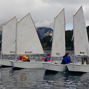 Kids Sailing Weekends: ein Sommer voller Wind, Wasser und Begeisterung am Arnensee - Bei Sonnenschein und Temperaturen bis 25 Grad war das Anfängertraining im August ein voller Erfolg – auf vier Booten konnten die jungen Segler abwechselnd ihr Können unter Beweis stellen. FOTOS: ZVG