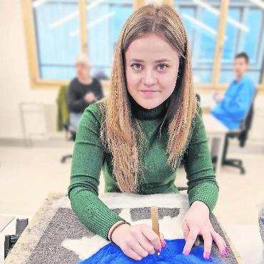 Ukrainische Praktikantinnen lernten in der Stiftung Alpenruhe - Olena Mizun erhält in der Stiftung Alpenruhe Gelegenheit, neue Techniken für ihre Arbeit mit beeinträchtigten Menschen in der Ukraine kennenzulernen. FOTOS: ZVG