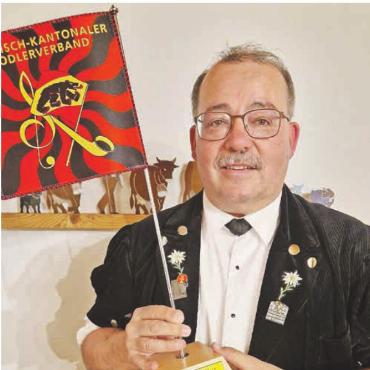 Unvergessliches Fest – erfreuliches Endergebnis - OK-Präsident René Müller mit der Tischstandarte, überreicht vom Bernisch-Kantonalen Jodlerverband.
FOTO: ZVG