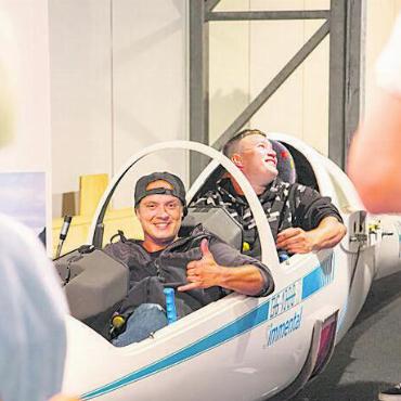 Impressionen: Endlich wieder Gstaader Messe! - Sitzprobe für alle: Das Alpine Segelfluglager Saanen präsentiert ihre Segelflieger zwischen Tennis - halle und Menuhinzelt.