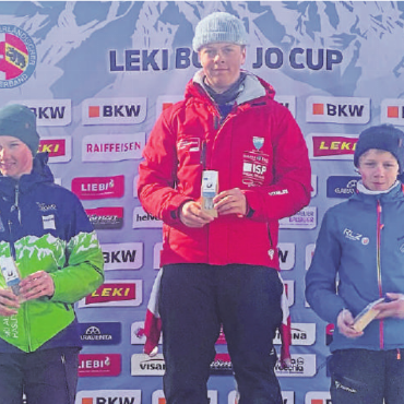 Entscheidungen im Schnee und Ausblick auf Tenniswoche in Gstaad - Fynn von Gunten, hier nach dem ersten Sieg neben Silvan Schläppi (SAK Haslital Brienz) auf Rang 2 (links) und Yamil Scherrer (Strättligen) auf Rang 3.