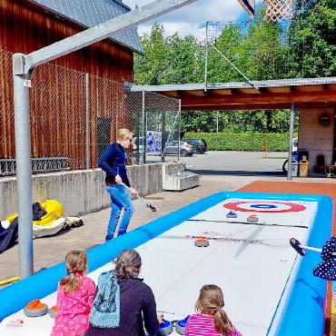 Der erste Tag der Sportvereine soll nicht der letzte sein - Curling…ausprobieren statt studieren!