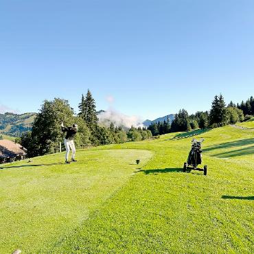 Spiel, Spass, viel lachen und gut essen an der 8. Lenker Golf-Trophy - Abschlag auf Loch 1 auf dem Golfplatz Saanenmöser. FOTO: MARIANNE TSCHANZ-RIEDER
