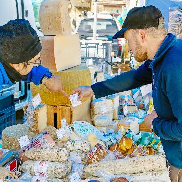 «Öppis gvattere, öppis ässe u trinke, e bitz zäme dorfe» - «Italianità» wurde am Stand mit italienischen Spezialitäten verströmt.