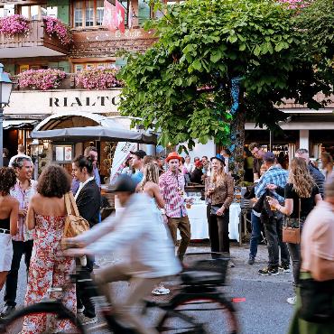Ein Klangteppich aus aller Welt – Musik erfüllt die Gstaader Luft - Die vielen Besuchenden genossen sichtlich das musikalische Treiben in der Promenade.