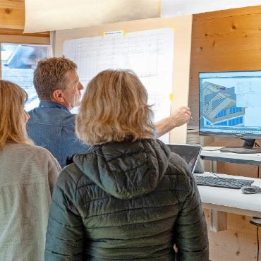 «Gute Arbeit, gutes Holz, das ist unser Familienstolz» - Die Mitarbeitenden erklären den Interessierten die einzelnen Schritte.