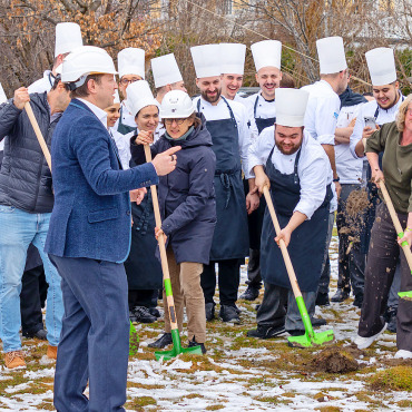 Spatenstich beim Le Grand Bellevue Gstaad ausgeführt - Beim Spatenstich griffen alle zur Schaufel – von der Architektin bis zum Koch.