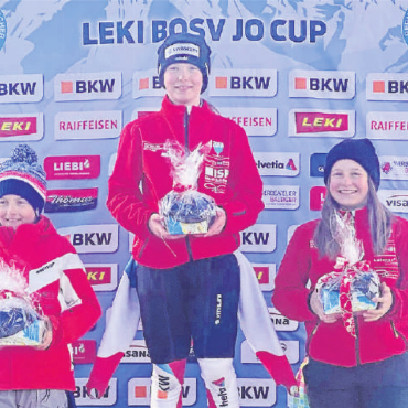 Entscheidungen im Schnee und Ausblick auf Tenniswoche in Gstaad - Lya Oehrli feierte ihren zweiten Sieg neben der Zweitplatzierten Julia Suter (Hausen am Albis) und Joela Walker (rechts) auf Rang 3 wie… FOTOS: ZVG