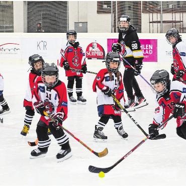 Kleine Stars auf grossem Eis - Trotz Regen ganz viel Eishockey. FOTO: PAULA MITTAG