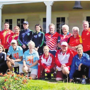 Nationale und internationale Erfolge für den Bowls Club Gstaad - Teilnehmende EMPC 2025, Esther und Beat von Swiss Bowls, hinten fünfte von links. Es fehlen Türkei und Ungarn.