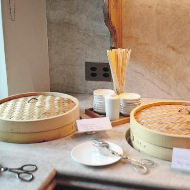 Kochen am Limit – das kulinarische Feuerwerk der Spitzenköche - «Kreativität muss nicht immer nur auf dem Teller sein», sagt Martin Göschel. Seine Bamboo Steamers passen perfekt in die angefertigte Steinplatte.