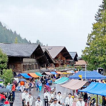 Farbenfroher Gsteigmäret unter grauen Wolken - Der Trechlerklub begeisterte mit rhythmischen Klängen.