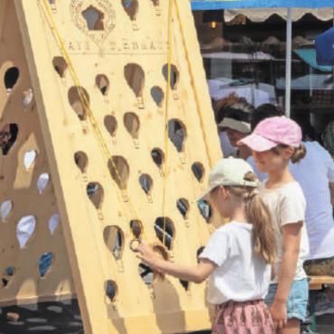 Sommerfest und Tag der offenen Tür der «Station» in Saanen - Auch auf dem Dorfplatz wurde allerhand für Kinder geboten.