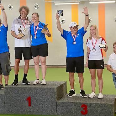 Gold und Silber für den Bowls Club Gstaad an den Singles Schweizermeisterschaften - Podest der Damen und Herren: v.l. Christine Tschanz (BC Gstaad), Mike Zandt (BC Thun), Beat Matti (BC Gstaad), Karin Rubin (BC Thun), Bruno Kocher (BC Thun), Larissa Rubin (BC Jungfrau), Esther Gamper und Bernhard Gyr (beide BC Uzwil). FOTOS: ZVG