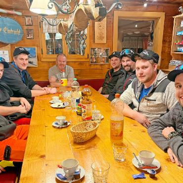 Schnee, Stahl und Sicherheit – die unsichtbare Arbeit der Pistenpräparation - Das gemeinsame Abendessen um 20.00 Uhr sorgt stets für angeregte Gespräche und gute Laune.