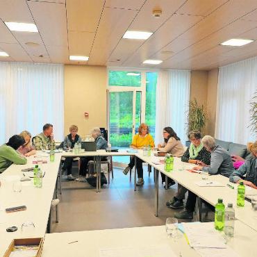 Freiwilligenarbeit vernetzen – im Saanenland tut sich was - Am Runden Tisch erarbeiteten die Teilnehmenden in Teamarbeit Anregungen, wie sie alle gemeinsam die Freiwilligenarbeit im Saanenland vorwärtsbringen können.
