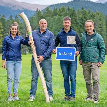 Nationaler Wandertag geht nach Gstaad - Symbolische Übergabe des (nicht zu übersehenden!) Wanderstocks von der Ferienregion Davos an die Ferienregion Gstaad. Von links: Larissa Kohler, Projektleiterin Events der Destination Davos Klosters; Andre Rellstab, Leiter Abteilung Events der Destination Davos Klosters; Flurin Riedi, CEO Gstaad Saanenland Tourismus; Peter Jost, Chefredaktor Schweizer Familie. FOTO: ZVG