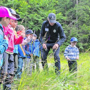 Unterwegs im Wald mit dem Ferienpass - Ernst Beat Frautschi zeigt den Kindern, wie illegalerweise leider nicht nur Grüngut im Wald entsorgt wurde.