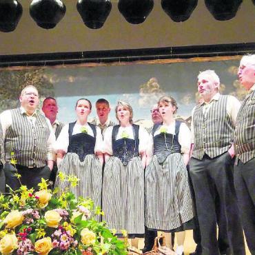 Stimmungsvolle Jodelnacht in Lauenen - Die Sänger:innen des Jägerchörli bewiesen es: Es braucht keinen «Melchrock», um ergreifend zu jodeln.