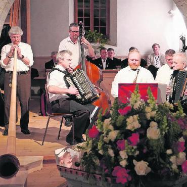 «So tönts in Gsteig»… auch mal klassisch - Alphornbläser Philippe Chevalier wird von der Familienkapelle Walker begleitet.