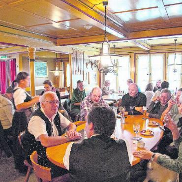 Grosse Neugier für das älteste Gasthaus von Gstaad - Im Restaurant genoss man die Geselligkeit und Gemeinschaft.