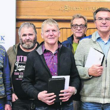 Markus Oehrli und Emil Trachsel gewinnen den diesjährigen Saanen Bank Jass - Von links: Heinz Brand (Turnierleitung), Toni von Grünigen, Ueli Matti, Emil Trachsel, Peter Brand (IT-Support), Markus Oehrli, Ruedi Hauswirth, Ruth Annen-Burri und Urs Zumbrunnen (Saanen Bank, Vizedirektor). FOTO: CORINNA MÜLLER