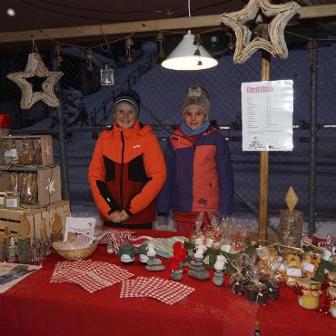 Ein helles Weihnachtslicht in der dunklen Winternacht