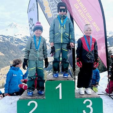 JO-Renntag St. Stephan mit 230 Kindern - Das Podest der Kategorie Mädchen U08. FOTOS: ZVG