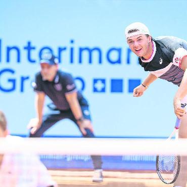 Lasst die Korken knallen: Das war das Swiss Open Gstaad 2023 - Mit vollem Einsatz dabei: Dominic Stricker. FOTO: FABIAN MEIERHANS/EFG SWISS OPEN GSTAAD