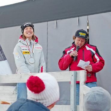 Überraschungsempfang für Dania Allenbach - Dania Allenbach im Gespräch mit Benjamin Mösching, Präsident des SC Turbach-Bissen und Speaker des Abends.