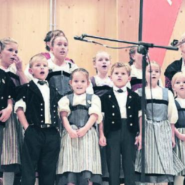 Food Festival für die Raiffeisen-Mitglieder - Charmant und ausgestattet mit glockenhell klingenden Stimmen: das Kinderchörli Saanenland.