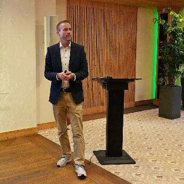 Gemeinsam am Flipchart für die Zukunft der Destination Gstaad - Yves Marclay ist seit Juni Generaldirektor bei der MOB. Bei der Nachhaltigkeit will er weiter vorwärts machen.