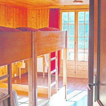 Über eine Pariser Hutfedernfabrik zum J Ferienhaus Heitimatte - Holz macht heimelig. Rote Vorhänge auch. Wo Zweckmässigkeit auf Gemütlichkeit trifft, fühlen sich nicht nur die Kinder wohl.