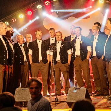 Mad Muni tollte durch das Wasser - Jodlerklub «Bärgfriede», Gstaad.