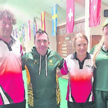 Bowls Club Gstaad News national und international - Beat Matti und Marianne Künzle mit den nachmaligen Weltmeistern Ray Pearse, Samantha Atkinson (Australien, links) und den Viertelfinalisten Sara Nicholls, Kristian Crocker (Wales, rechts).