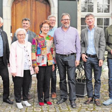 Kulturpreis und Applaus für «Alp Opus» - Erst die Arbeit, dann das Vergnügen: Der Vorstand des Vereins Kultur Region Alliance Culturelle – mit (v.l.) Klaus Burkhalter, Ruth Yersin-Zeugin, Hans Jaggi, Carmen Scherrer, Jules van Enckevort, Präsident Matthias Moser, Beat Michel und Eric Berset (es fehlt Laurence Sieber) – hielt zuerst seine Generalversammlung ab und verbrachte anschliessend mit vielen Gästen und dem Trio «Alp Opus» einen wunderbaren Konzertabend. FOTOS: JENNY STERCHI