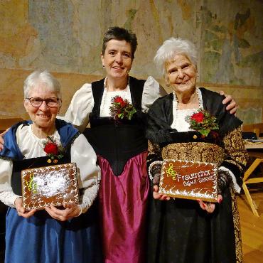 Stimmungsvoller Start in die Adventszeit - Heidi Reichenbach (links) und Vreni Frautschi (rechts) wurden für über 50 Jahre aktive Sängerzeit geehrt. In der Mitte die Präsidentin Yvonne Haldi.