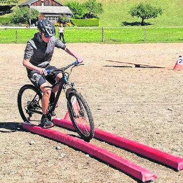 Gymkhana und Ride & Bike im Reitzentrum Simmenhof - Dieses Hindernis ist ziemlich schmal. FOTOS: ZVG