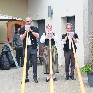 Wo Alphornklänge ertönen, da lass dich nieder – egal, ob es regnet oder windet! - Das Alphorntrio mit (v.l.) Nicolas Burri, Nicole Poschung und Fritz Frautschi.